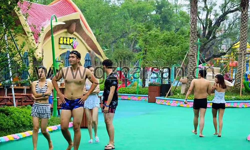 水上游乐设施纷繁多样，包括众多刺激、考验身体技巧的娱乐项目