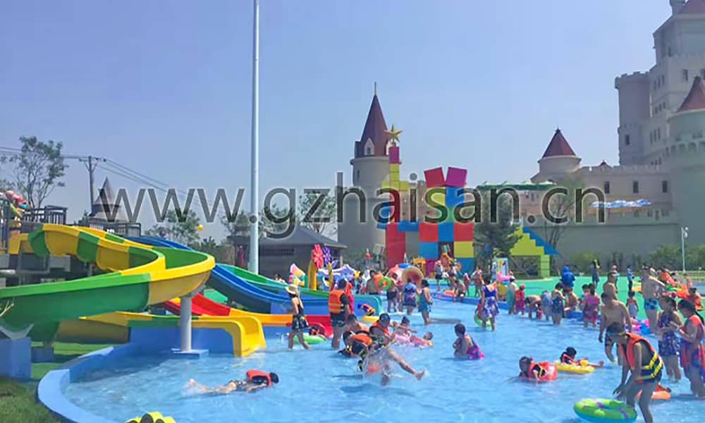 合家欢乐的儿童嬉水天地