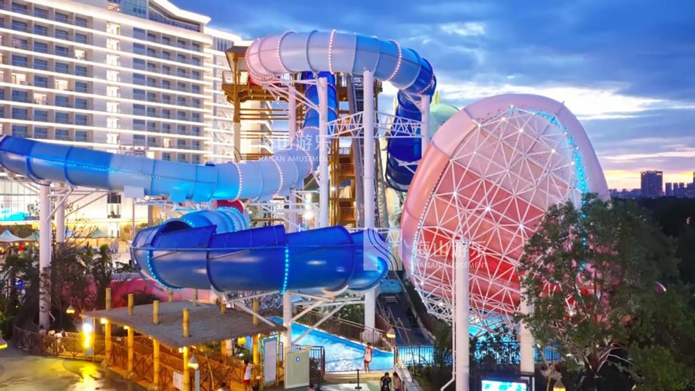 双重风暴，极致竞速——星际盘旋+巨浪翻滚组合引爆水乐园刺激体验